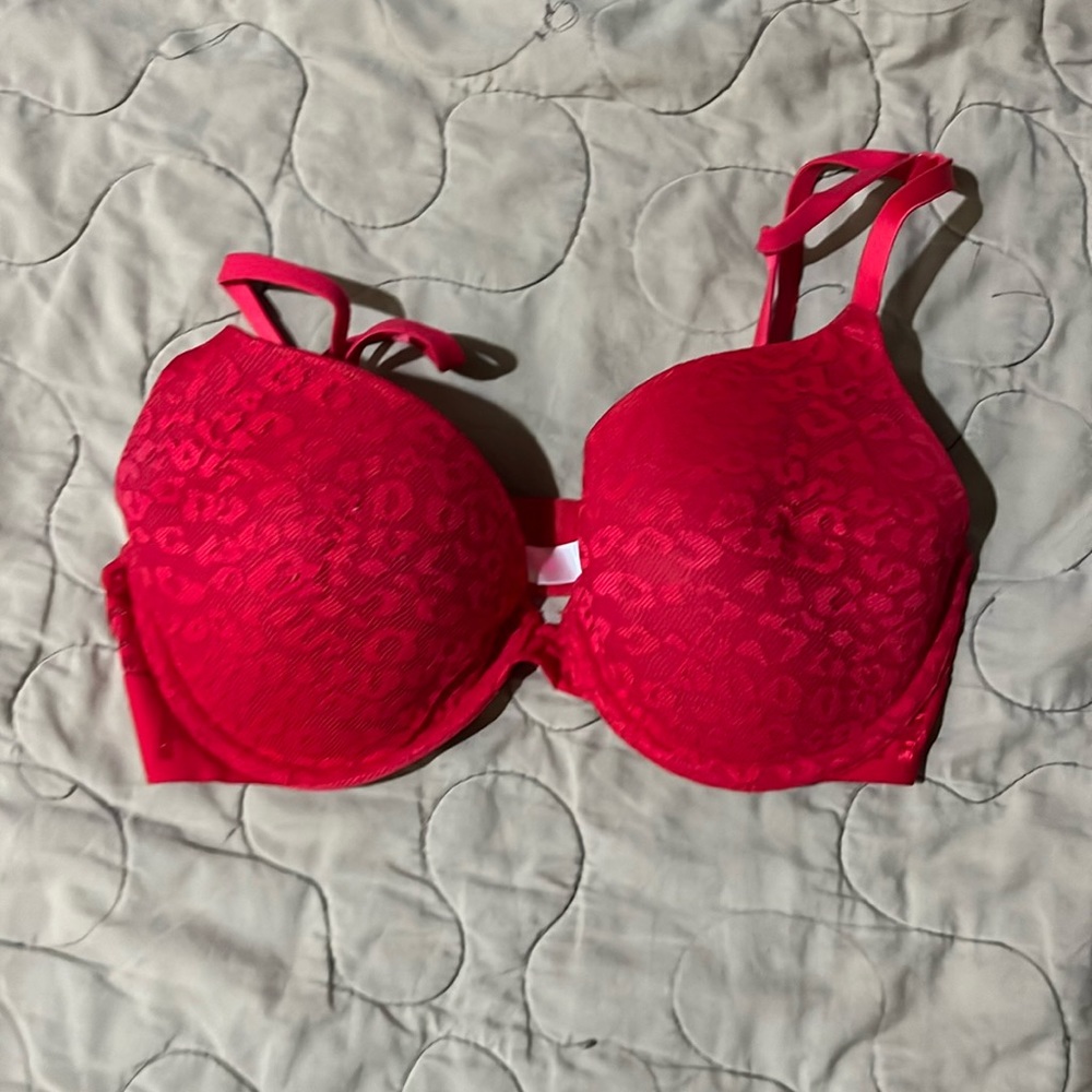 Victoria’s Secret pink 32D bra